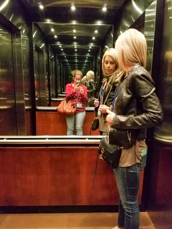  آینه در آسانسور